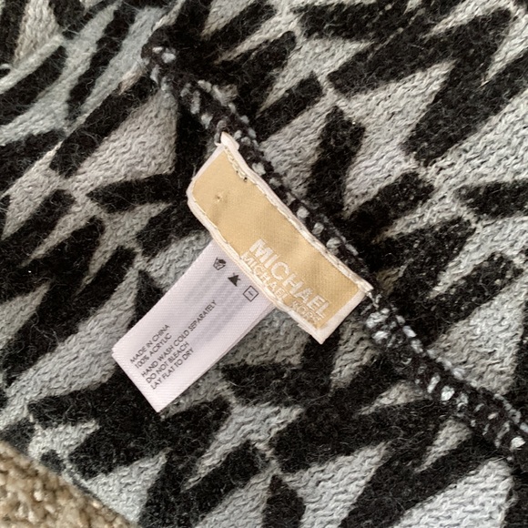MK. Neck Warmer.  Black and gray.  Excellent condition - Picture 3 of 3